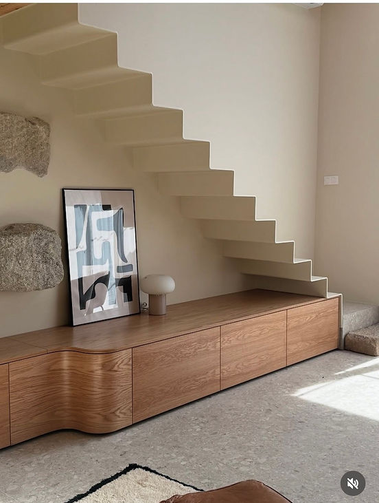 Intérieur contemporain avec escalier et matières naturelles