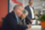 Mike Philpott unterzeichnet die Eintragung ins Goldene Buch der Stadt Suhl.