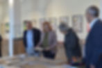 Stadtarchivleiterin Andrea Walther zeigt im Beisein von Oberbürgermeister André Knapp den beiden englischen Gästen Mike und Carey Philpott die umfangreiche Materialsammlung zur Geschichte der Familie Simson in Suhl.