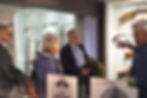 Der Sammlungsassistent des Waffenmuseums zeigt Carey und Mike Philpott die zahlreichen Exponate.