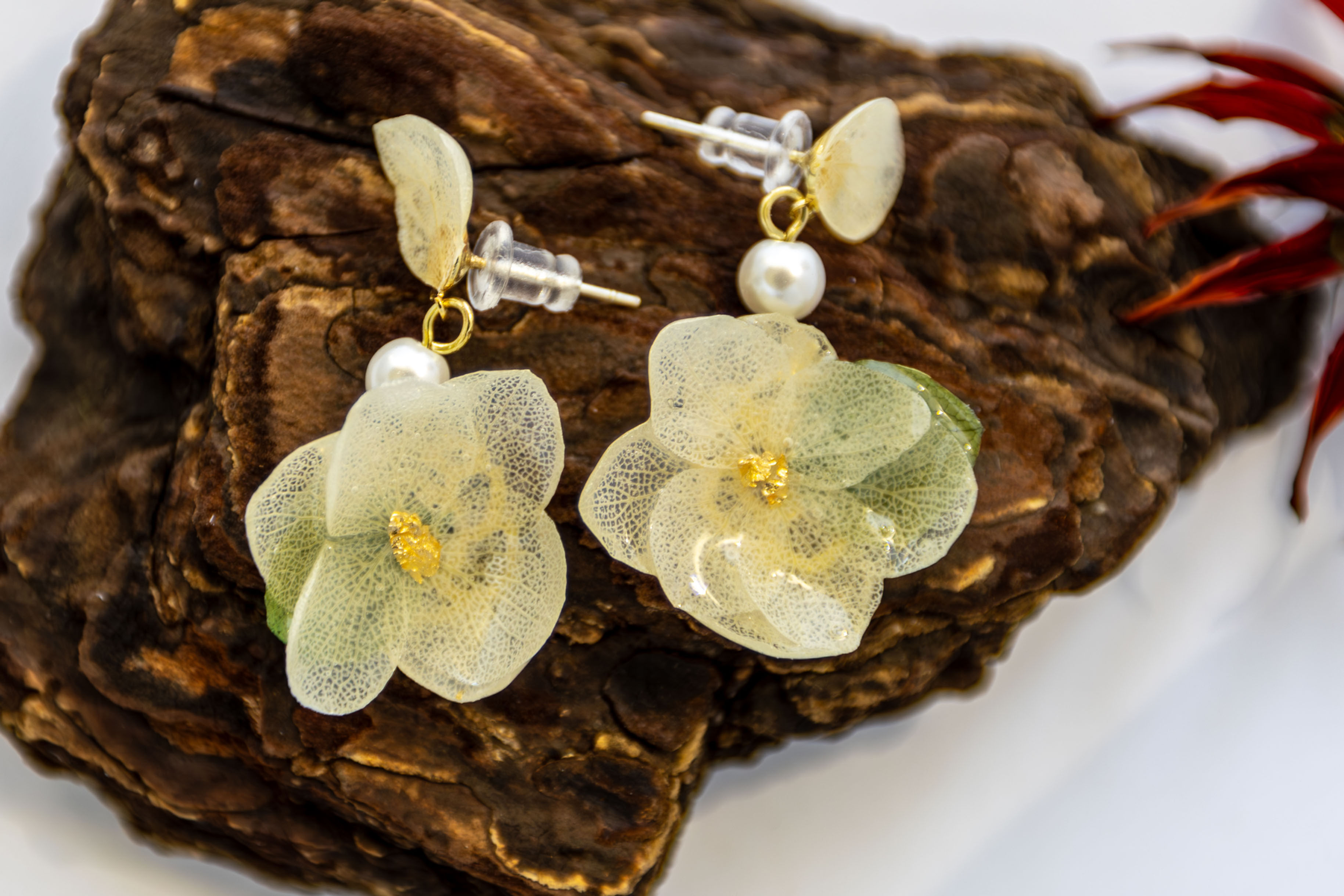 Charming Stud Earrings with Green and White Hydrangea Petals – Subtle and Elegan