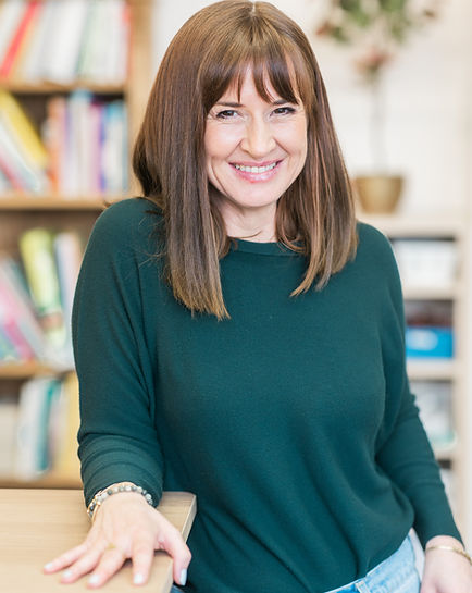 Grüner_Pulli_Bücherregal