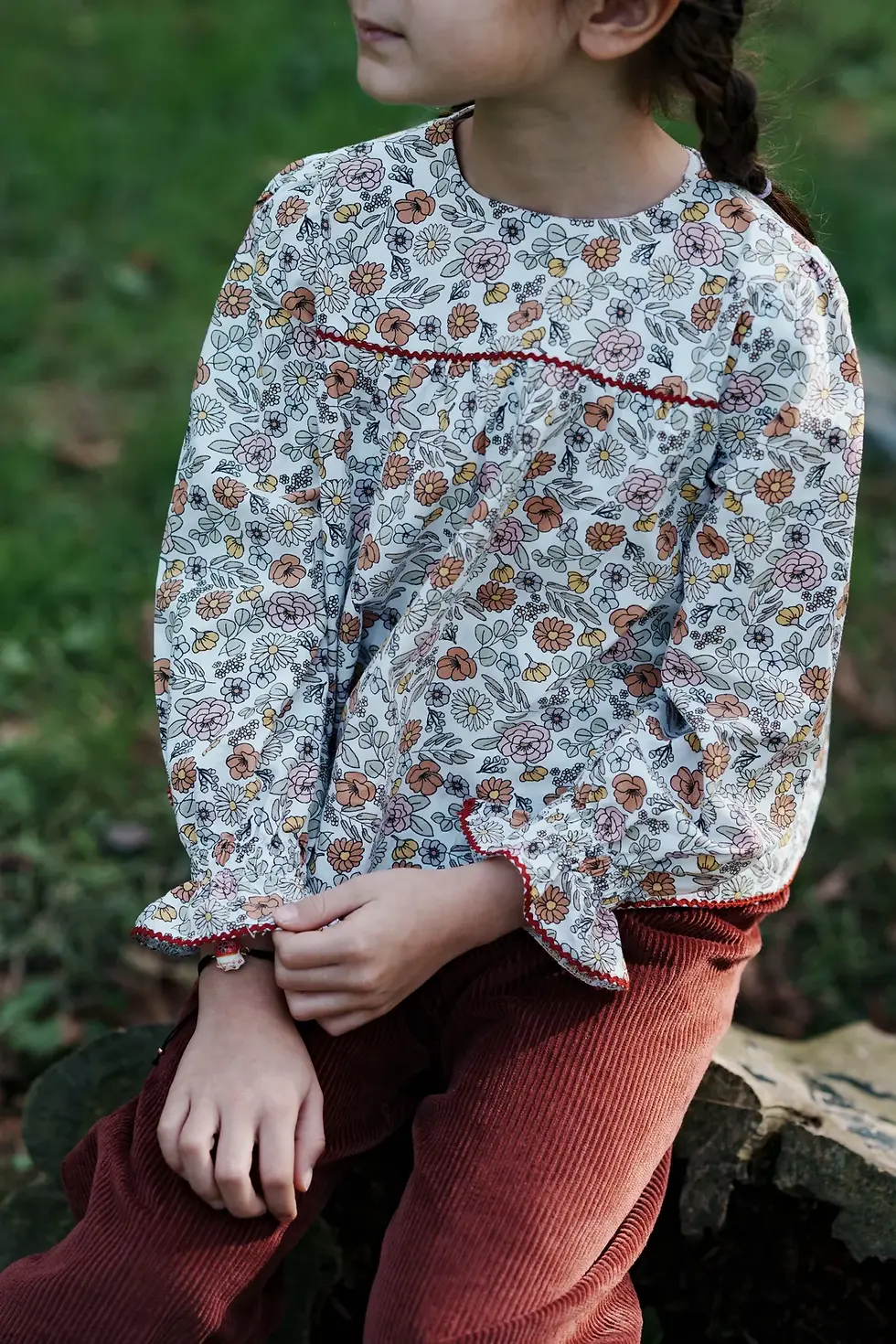 Küçük resim: Beyaz üzerine tarçın çıtır çiçekli poplin bluzlu çocuk kol detayı