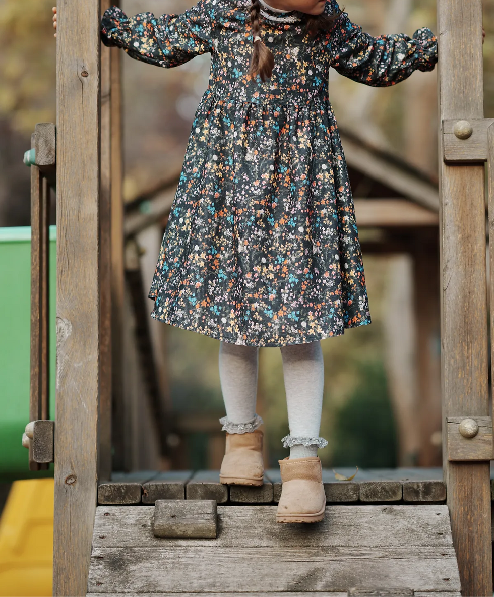 Küçük resim: Lacivert Fitilli Kadife elbisesi ile ormanda oynayan kız