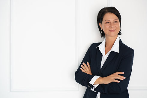 Lächelnde Businessfrau die seitlich in die Ferne schaut