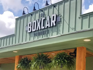 The Boxcar Produce storefront in Clinton, Mississippi, a local market for fresh produce and family food finds. Clinton 本地农产品市场 The Boxcar Produce 店面。