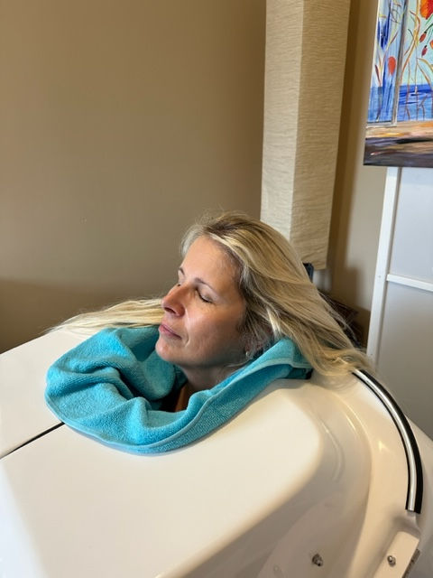 a woman sitting in the ozone saunacabinet