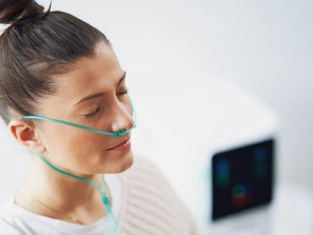 a woman receiving hydrogen inhalation