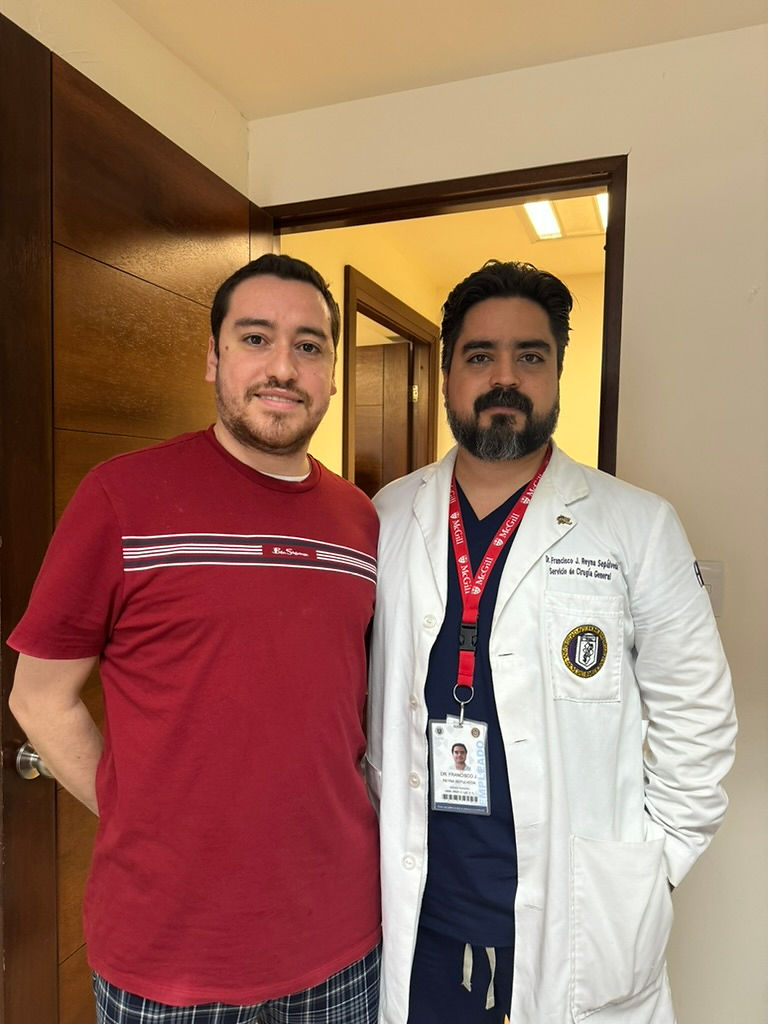 Médico con paciente o donante sonriendo