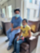 Una de nuestras pacientes con médico.