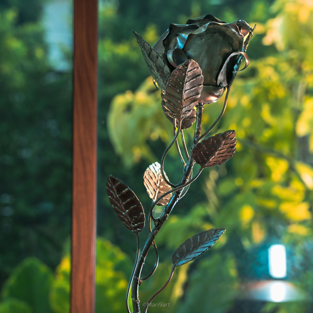 金属製のバラの彫刻