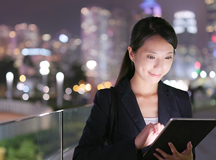 business-woman-use-of-digital-tablet-com