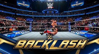 Wrestler in der Luft tritt Gegner im WWE-Ring. Publikum jubelt. Hintergrund: große LED-Displays mit "Backlash"-Logo in Blau und Gold.