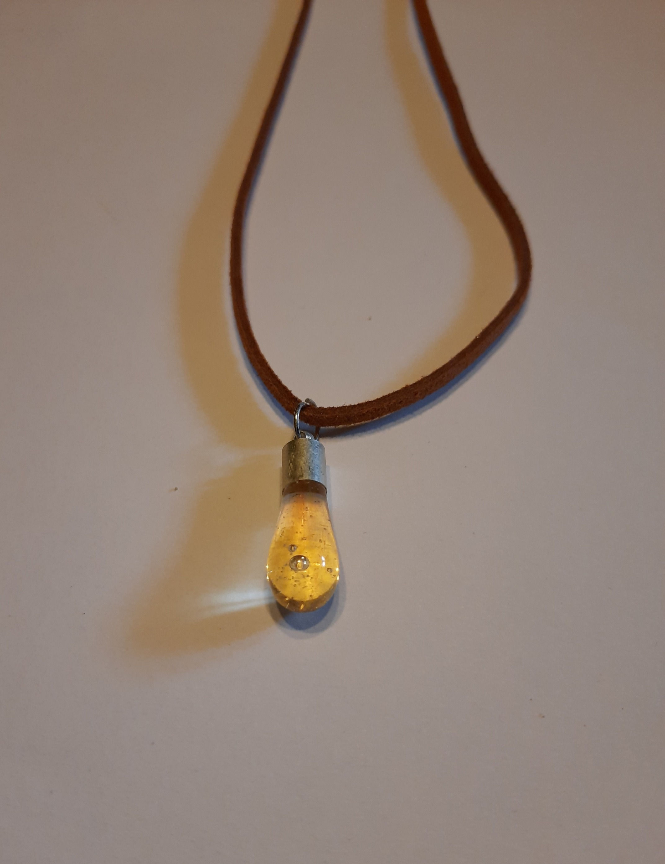 collier goutte jaune transparent
