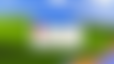 Meme estilo retrowave que muestra un cuadro de diálogo de error clásico de Windows XP con un botón de "Arreglar" sobre el fondo original de colinas verdes, con un logo moderno y desenfocado de Ideafoster en la esquina.