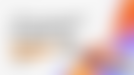 Imagen editorial de Ideafoster con una mano sosteniendo una lupa y el titular “¿Por qué ChatGPT no recomienda tu marca? 7 acciones para que la IA te mencione”, sobre un fondo blanco con gradientes naranjas y violetas.