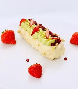 Rectangular dessert with cream and fresh strawberries