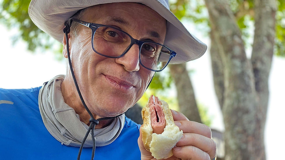Pão com mortadela em Itaguari, substituindo o almoço no Caminho de Cora Coralina