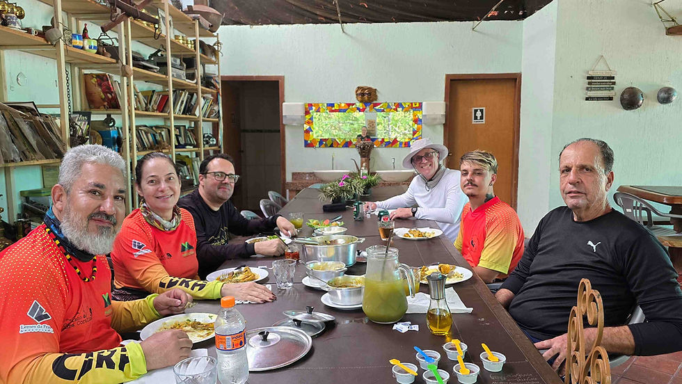 Almoço no Refúgio Avalon (galinha caipira) e o refresco gelado de capim limão - imperdíveis - no Caminho de Cora Coralina