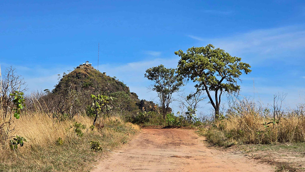 Caminhando em direção ao Pico dos Pireneus, dentro do Parque Estadual dos Pireneus, no Caminho de Cora Coralina