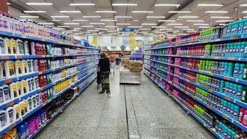Fazendo compras no supermercado e perdendo tempo com minha mãe