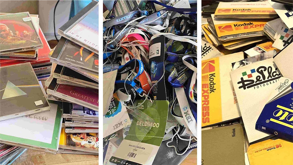 Imagem com CDs de música, crachás de eventos e envelopes de fotos antigas, representando memórias pessoais, trajetória profissional e registros fotográficos analógicos.
