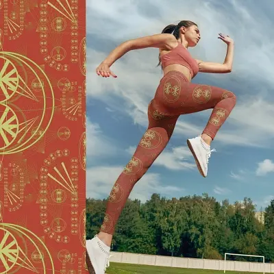 Thumbnail: Woman wearing XS leggings in Medium Crimson base outdoors