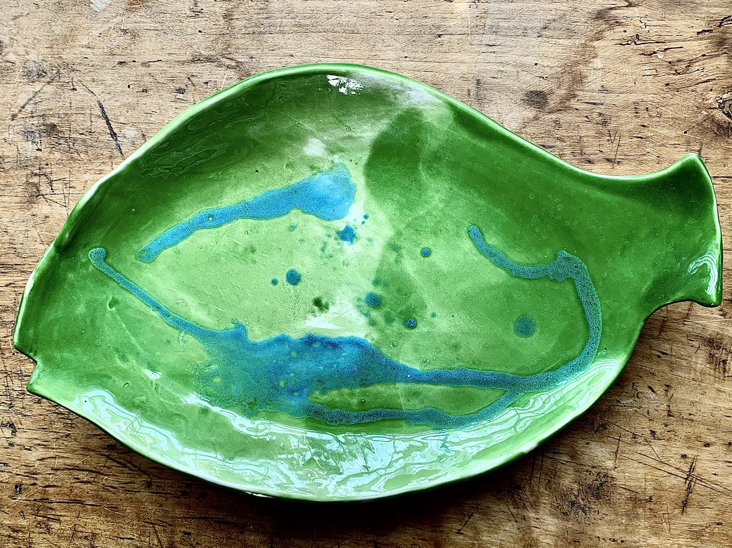 “ Pesce portasogni “, vassoio verde con sfumature in azzurro.