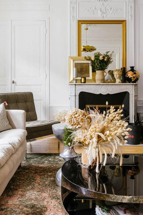 Salon haussmannien aménagé avec mobilier design vintage