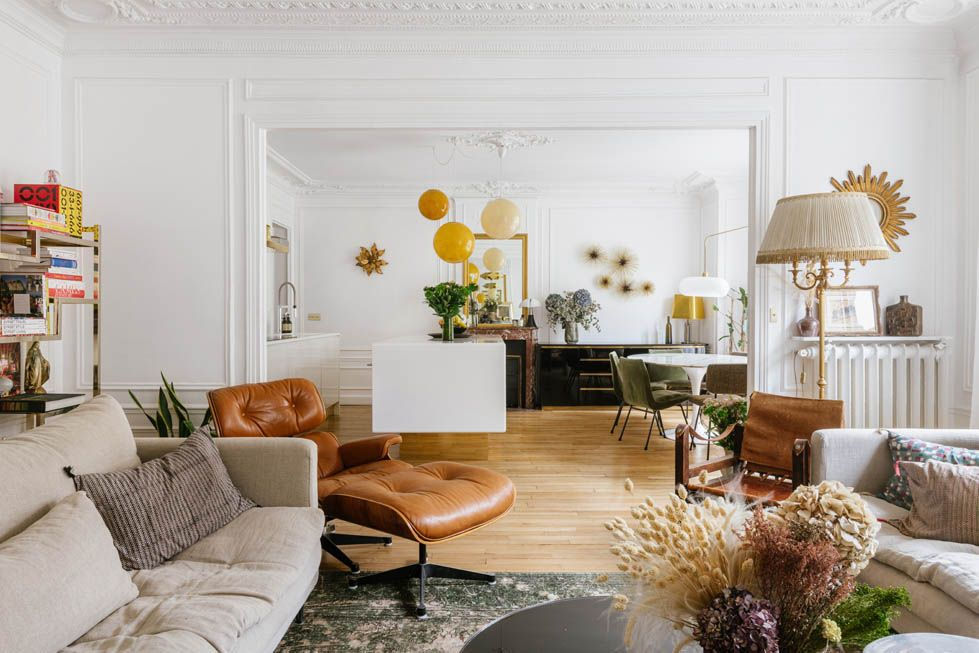 Séjour d'un appartement haussmannien à la décoration chic