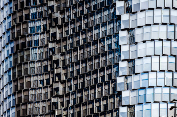 Gros plan façade vitrée immeuble en verre à Paris La Défense