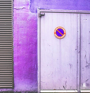 Photo minimaliste d'une porte industrielle à Créteil dans le Grand Paris