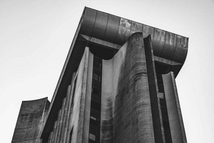 Tribunal de grande instance de Créteil – façade brutaliste verticale