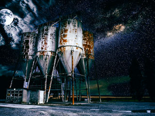 Photo surréaliste fine art d'un silo dans la campagne