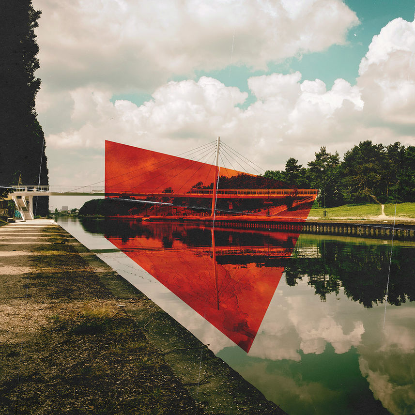 Architecture urbaine banale revisitée par une intervention graphique géométrique