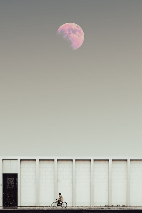 Scène de vie modeste transformée en paysage photographique contemporain