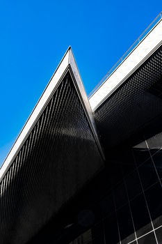 Jeu d’ombres sur surface architecturale minimaliste