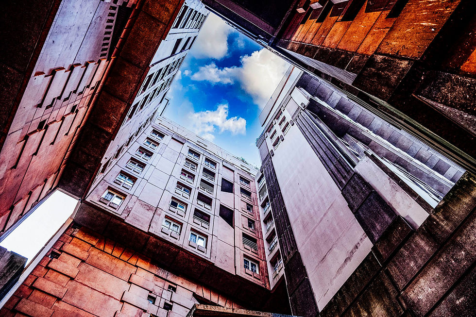 Vue en contre-plongée du Palacio d'Abraxas par l'architecte Ricardo Bofill