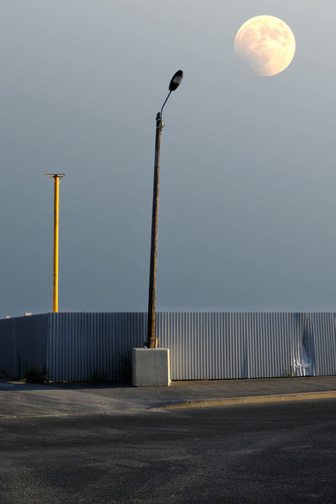 Architecture de chantier déplacée hors de son contexte pour interroger le regard du spectateur.