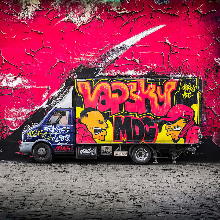 Camion tagué mis en scène dans un univers graphique