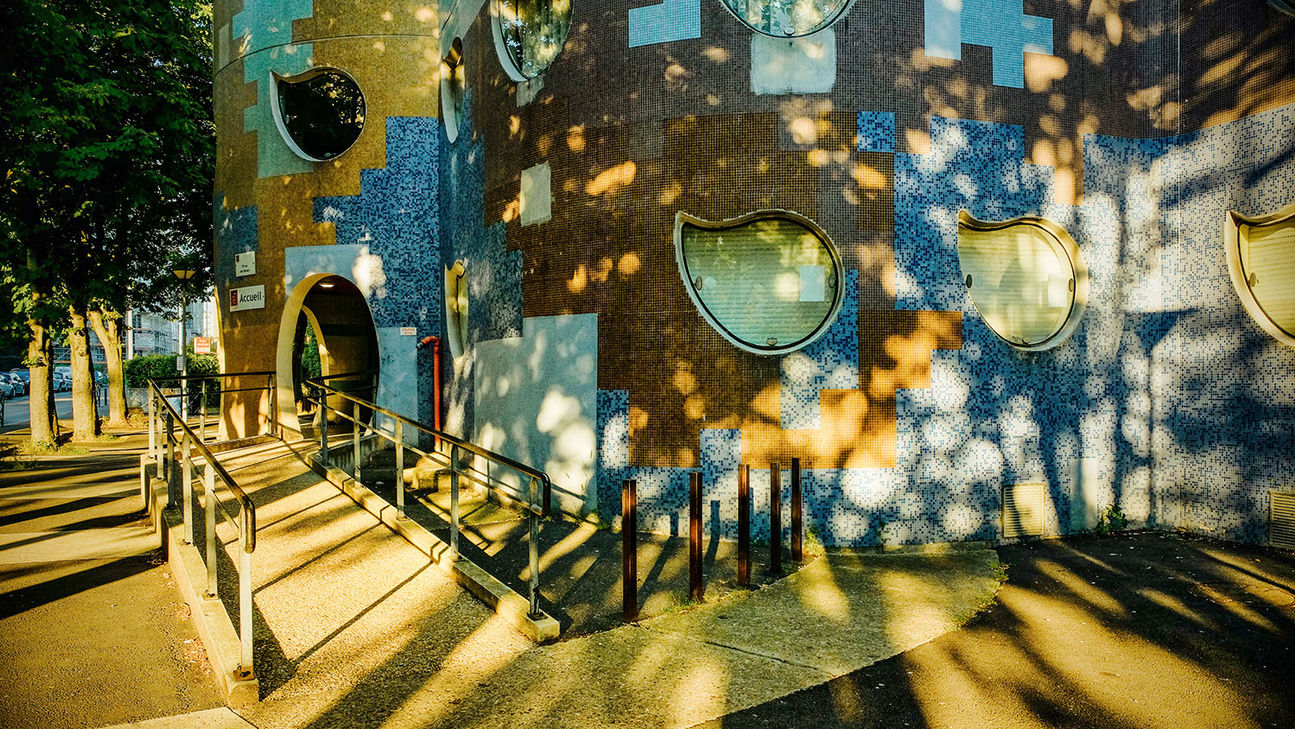 Entrée et béton sculpté des Tours Aillaud à Nanterre