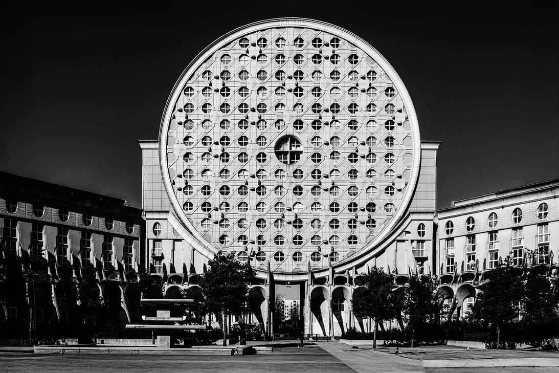• Photographie d'art épurée et frontale du grand disque en béton des Camemberts de Noisy-le-Grand sur ciel noir par Jean-François Naturel.