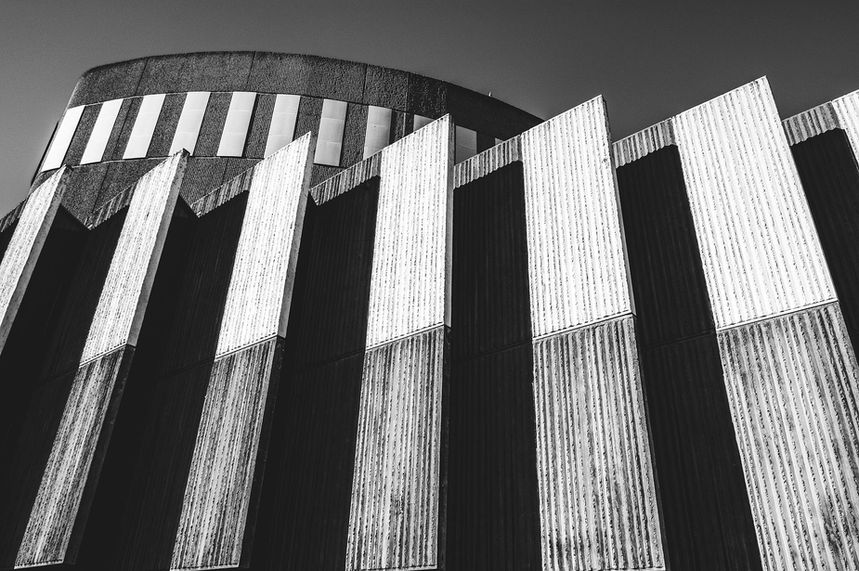 Photographie d’un immeuble brutaliste – contrastes et textures du béton