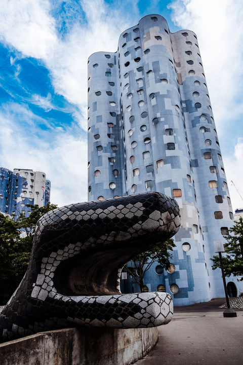 Un serpent brutaliste au pied de l'architecture brutaliste de Nanterre