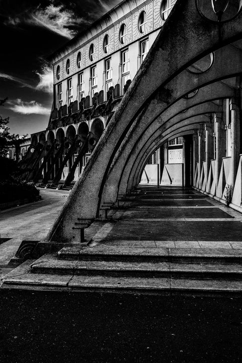 Photographie d'art en noir et blanc montrant les arcades et les contreforts en béton des Camemberts de Noisy-le-Grand par Jean-François Naturel.