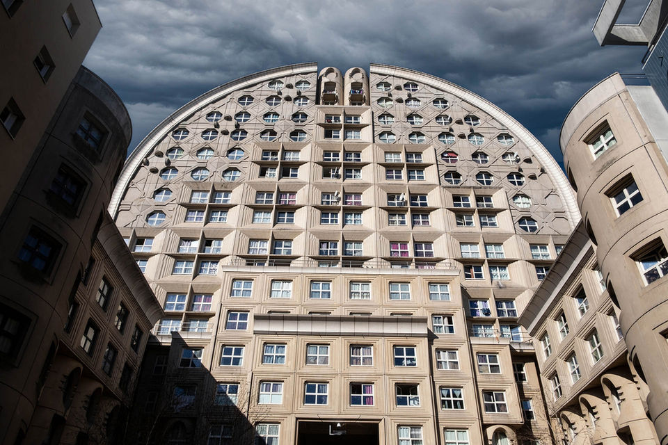 Ombres, reflets et géométrie du béton à Noisy-le-Grand.