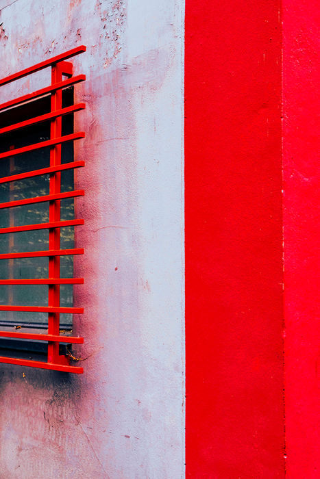 composition minimaliste d'un mur rouge vif avec mise en valeur artistique de l'angle