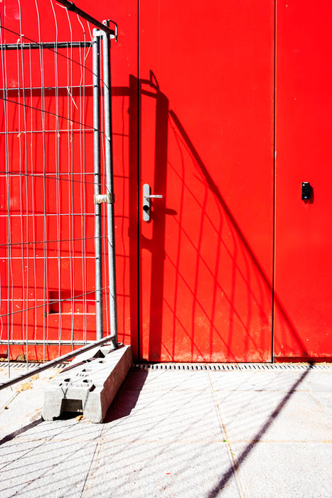 Photographie minimaliste a dominante rouge d'un détail d'une Folie à Paris