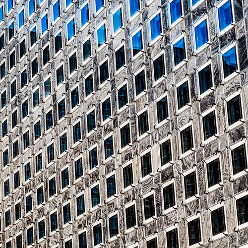 détail minimaliste d'un immeuble en verre à Paris La Défense