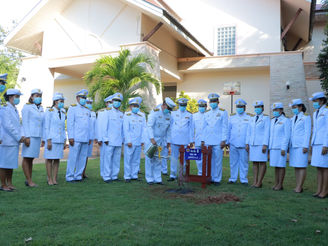 ผู้อำนวยการวิทยาลัยการอาชีพหนองหาน พร้อมคณะครู ร่วมปลูกต้นไม้เฉลิมพระเกียรติ